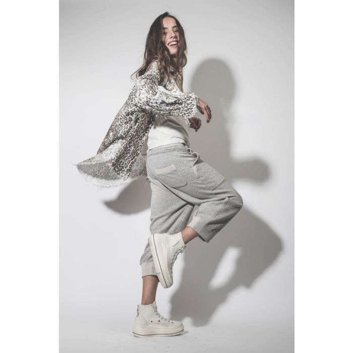 Pantalon de jogging court et oversize en molleton gris chiné Deconstructed Cropped Sweatpant Heather Grey R13. Porté de profil.