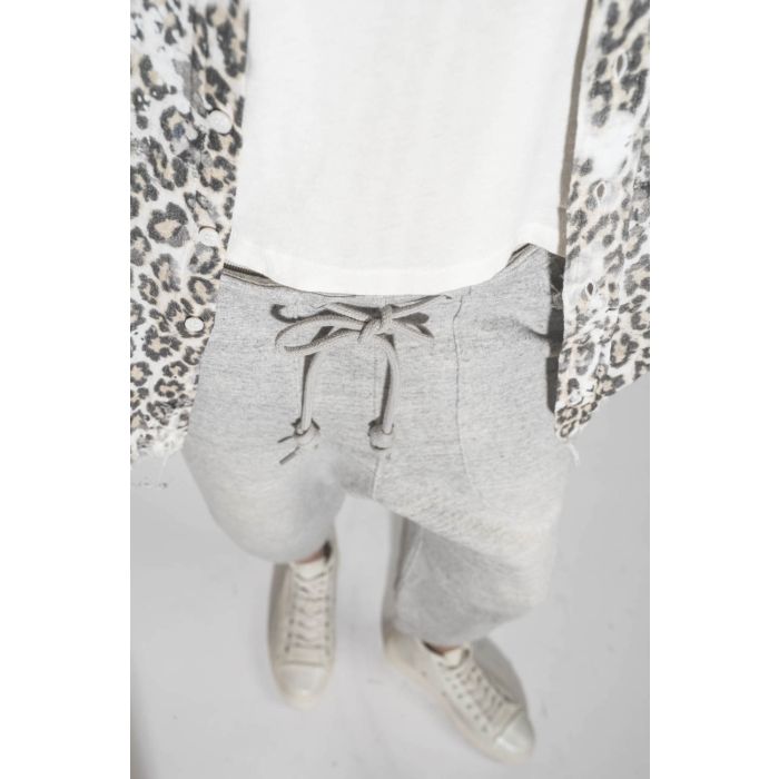 Pantalon de jogging court et oversize en molleton gris chiné Deconstructed Cropped Sweatpant Heather Grey R13. Détail du cordon à la taille.