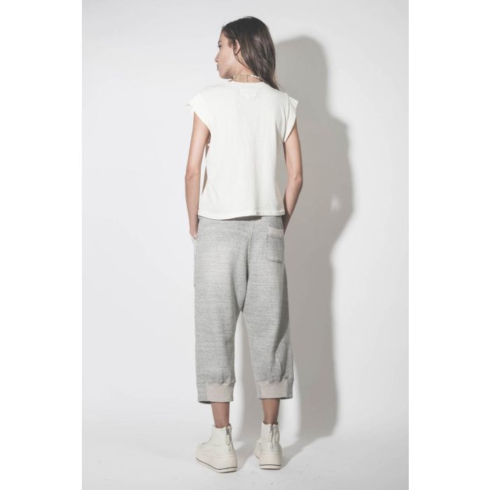 Pantalon de jogging court et oversize en molleton gris chiné Deconstructed Cropped Sweatpant Heather Grey R13. Porté de dos.