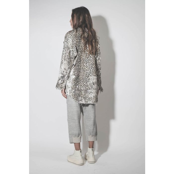 Pantalon de jogging court et oversize en molleton gris chiné Deconstructed Cropped Sweatpant Heather Grey R13. Porté de dos avec une chemise léopard.