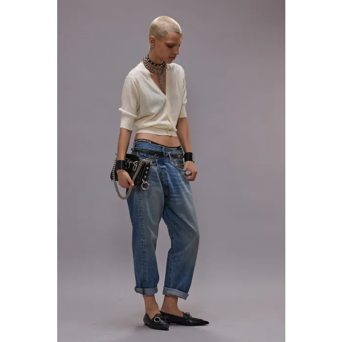 Cardigan Elbow Sleeve R13 en laine mérinos crème. Porté avec un jean Crossover bleu R13.