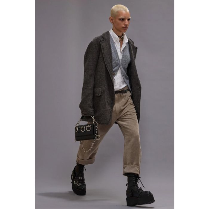 Veste oversize Frayed Edge Ragged Blazer R13 en laine Prince de Galles Grises. Portée avec une chemise blanche.