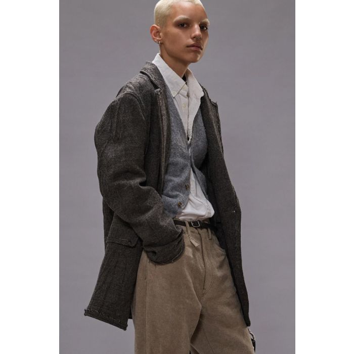 Veste oversize Frayed Edge Ragged Blazer R13 en laine Prince de Galles Grises. Portée avec une chemise blanche.