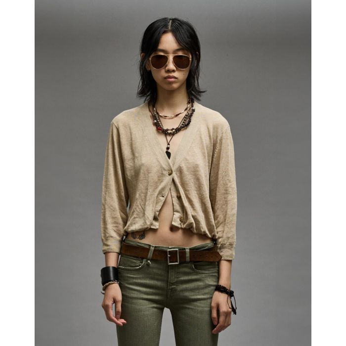 Gilet manches longues court en lin beige Balloon Cardigan R13. Porté de face.