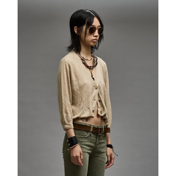 Gilet manches longues court en lin beige Balloon Cardigan R13. Porté de profil.