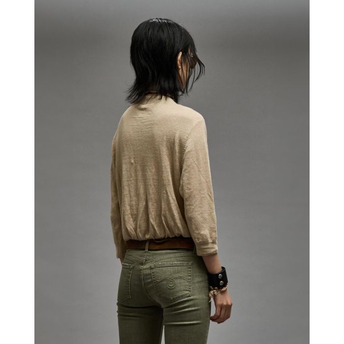 Gilet manches longues court en lin beige Balloon Cardigan R13. Porté profil dos.