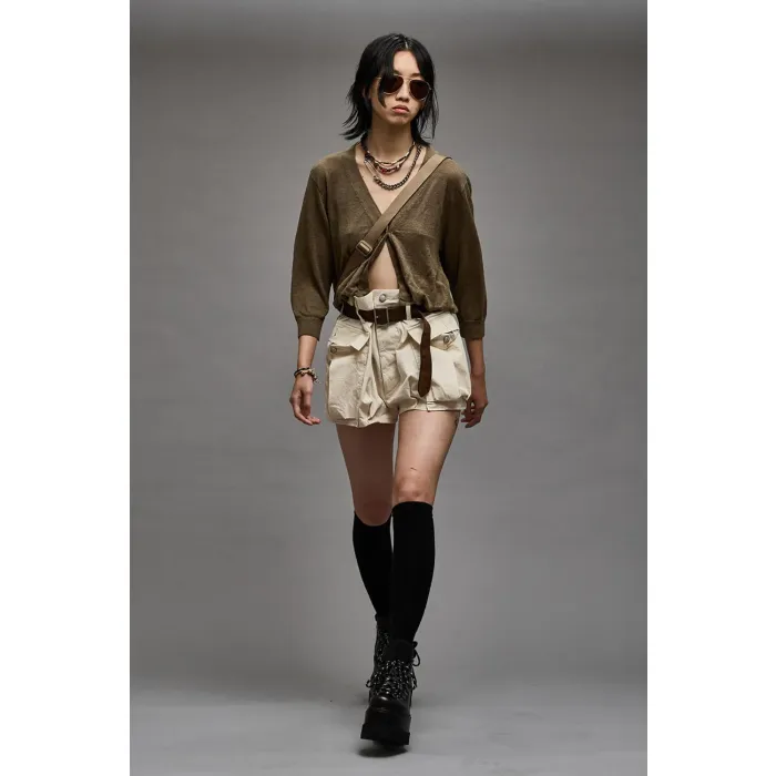 Gilet court manches 3/4 en lin kaki Balloon Cardigan R13. Porté avec un short-jupe.  