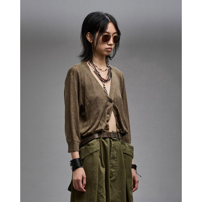 Gilet court manches 3/4 en lin kaki Balloon Cardigan R13. Porté de profil.