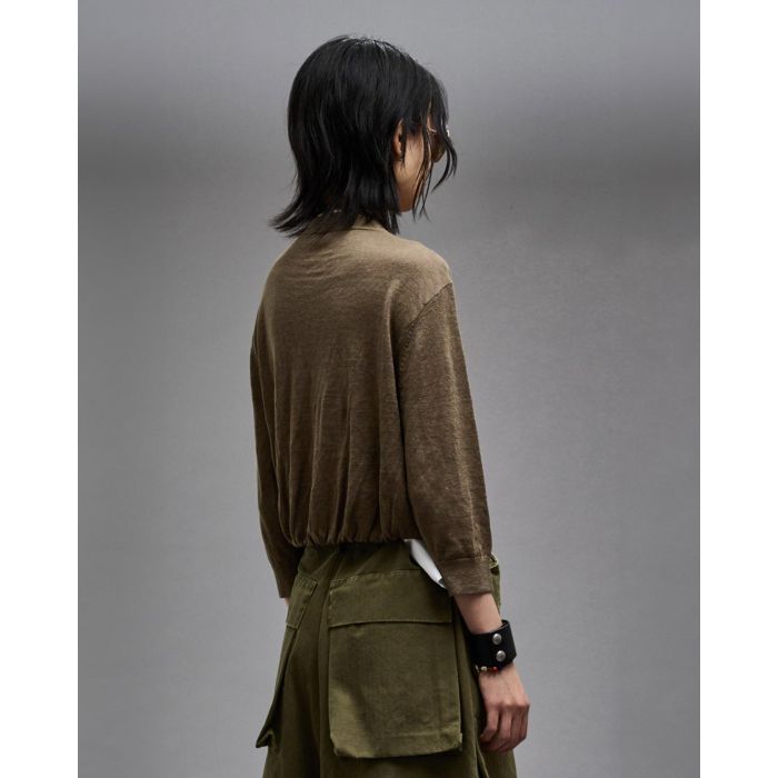 Gilet court manches 3/4 en lin kaki Balloon Cardigan R13. Porté de profil dos.