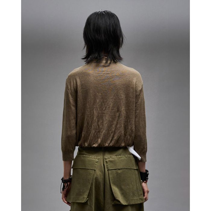 Gilet court manches 3/4 en lin kaki Balloon Cardigan R13. Porté de dos.
