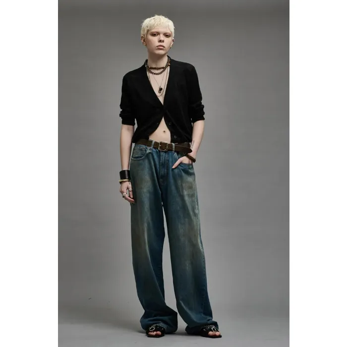Gilet court manches 3/4 en lin noir Balloon Cardigan R13. Porté avec un jean large.