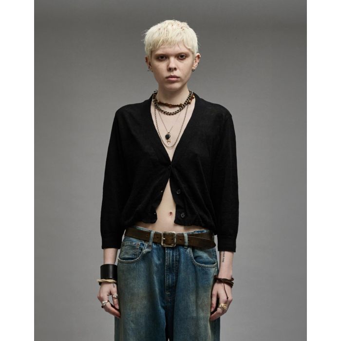 Gilet court manches 3/4 en lin noir Balloon Cardigan R13. Porté de face.
