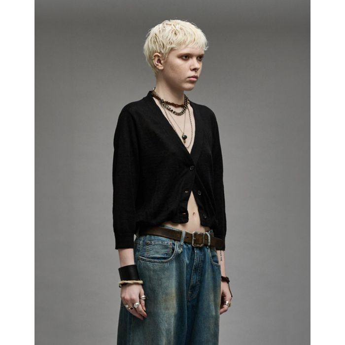 Gilet court manches 3/4 en lin noir Balloon Cardigan R13. Porté de profil.