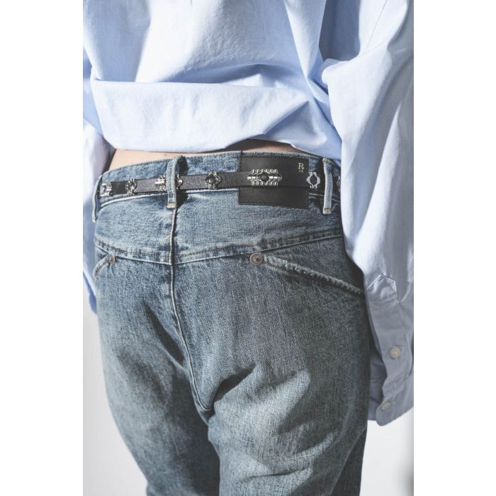 Jean baggy fermeture croisée bleu délavé Exene délavage Barter Indigo R13. Détail des poches en biais arrière.