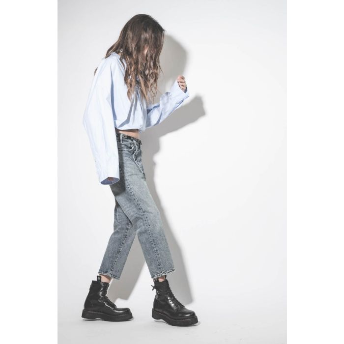 Jean baggy fermeture croisée bleu délavé Exene délavage Barter Indigo R13. Porté de profil.