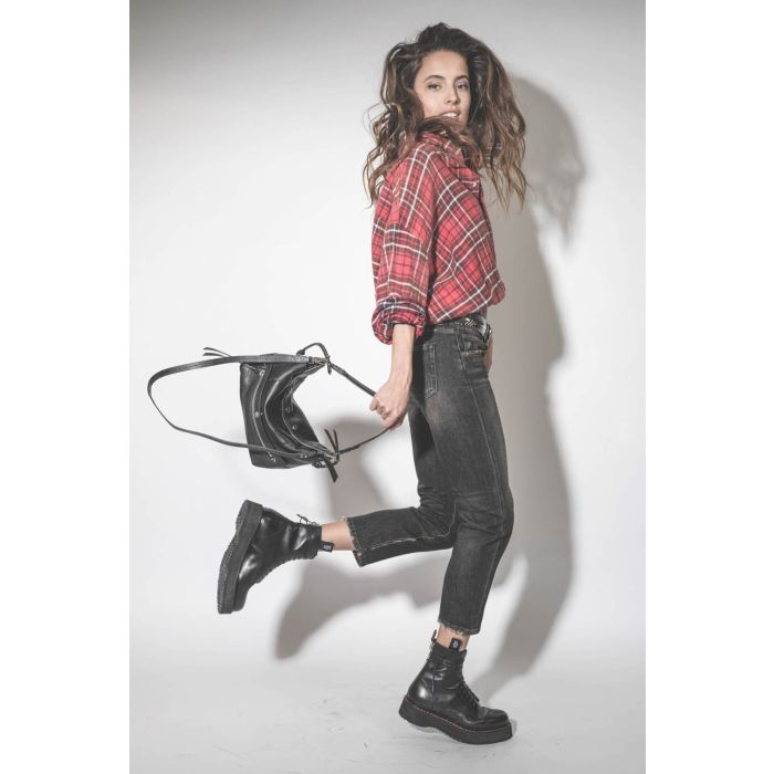 Jean court Skinny noir Boy Straight délavage Abbey black R13. Porté de profil. 