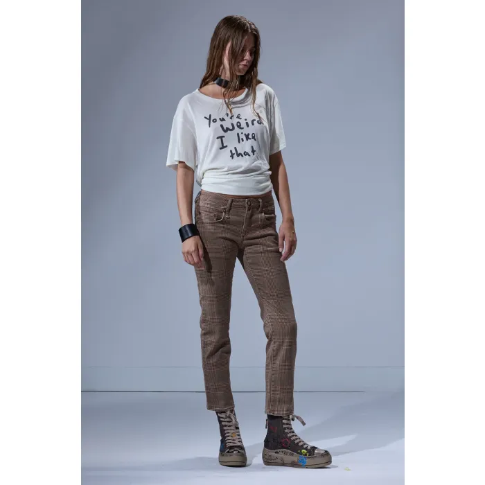 Jean slim taille basse Boy Straight R13 en coton à carreaux marron, porté de face avec des sneakers compensées.