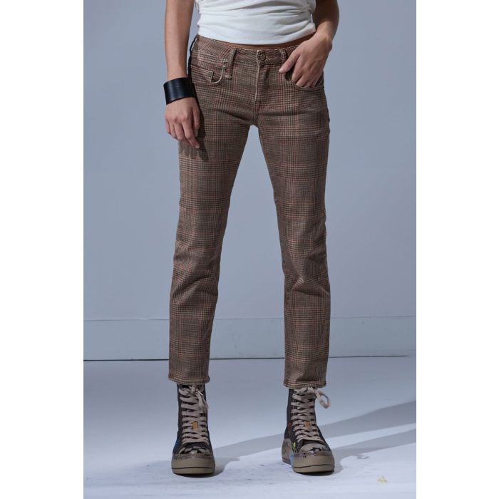 Jean slim taille basse Boy Straight R13 en coton à carreaux marron, porté de face.