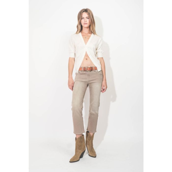Jean Boy Straight R13 toile beige Clean Sawdust Stretch. Porté de face.