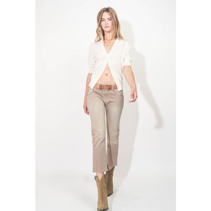 Jean Boy Straight R13 toile beige Clean Sawdust Stretch. Porté de face avec un cardigan écru.