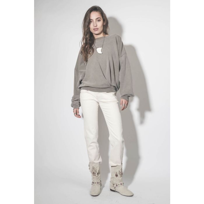 Jean taille basse Skinny Boy Straight écru stretch R13. Porté de face.