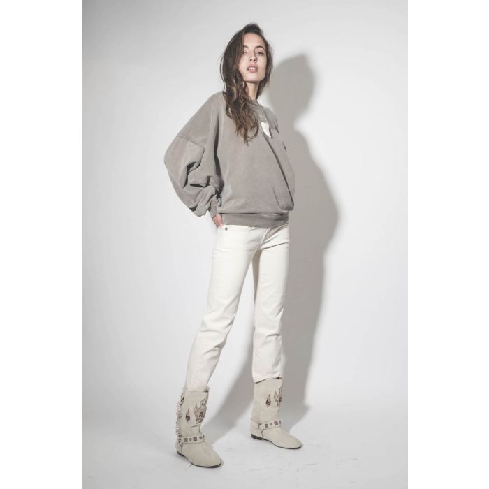 Jean taille basse Skinny Boy Straight écru stretch R13. Porté avec un sweatshirt croisé kaki.