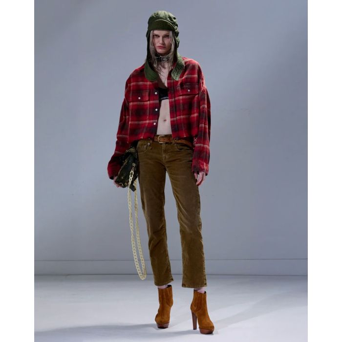 Jean slim taille basse Boy Straight R13 en velours de coton côtelé marron, porté de face.