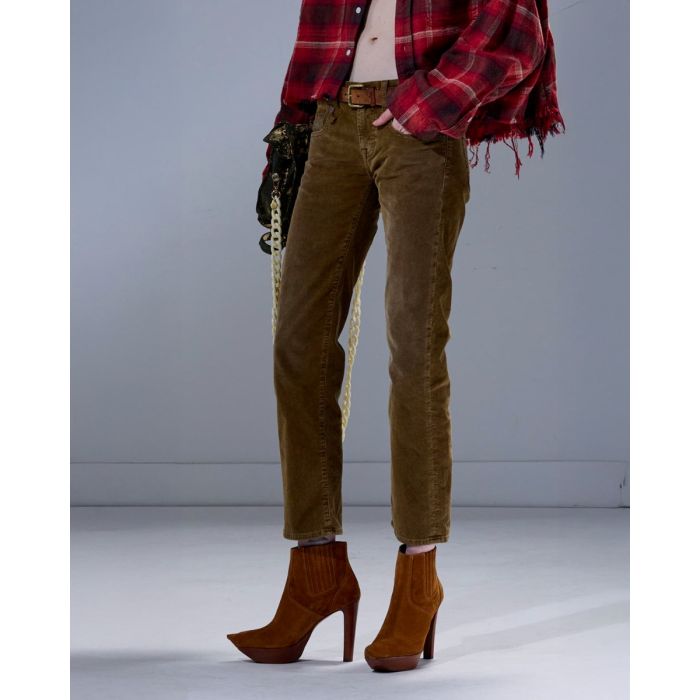 Jean slim taille basse Boy Straight R13 en velours de coton côtelé marron, porté de profil.