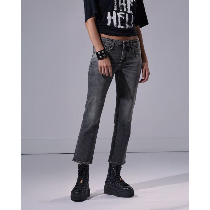 Jean Boy Straight R13 en denim noir délavé Leyton Black Stretch, porté avec des boots en cuir noir.