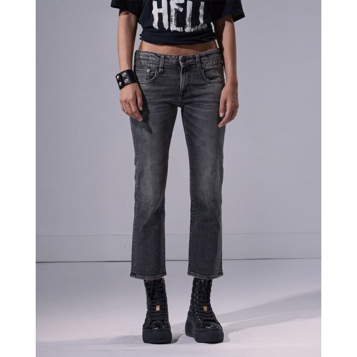 Jean Boy Straight R13 en denim noir délavé Leyton Black Stretch, porté de face.