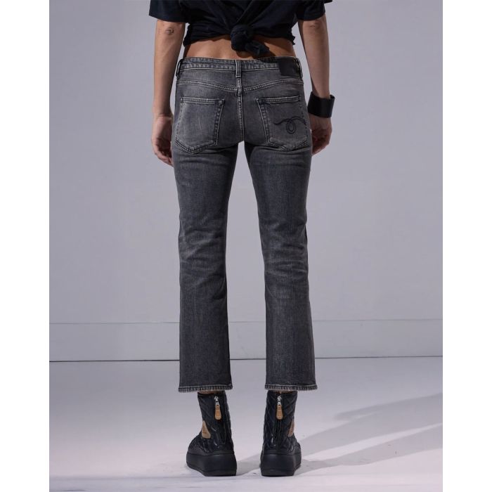 Jean Boy Straight R13 en denim noir délavé Leyton Black Stretch, porté de dos.