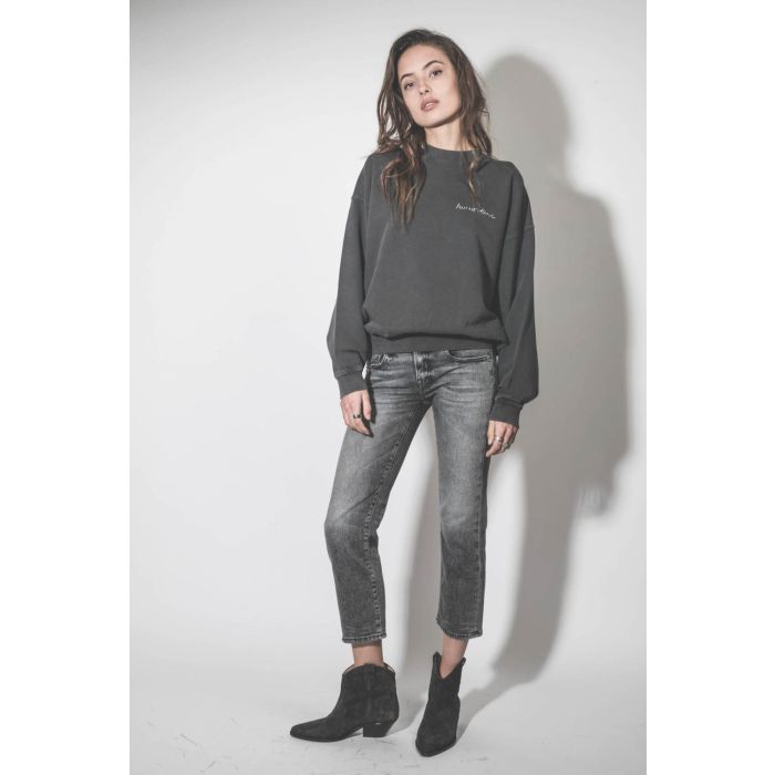 Jean taille basse Skinny Boy Straight Vintage Grey R13 Denim. Porté avec des boots santiags noires en cuir suédé. 
