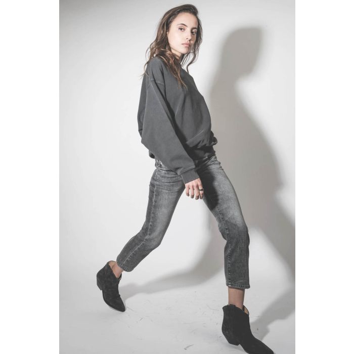 Jean taille basse Skinny Boy Straight Vintage Grey R13 Denim. Porté de profil.