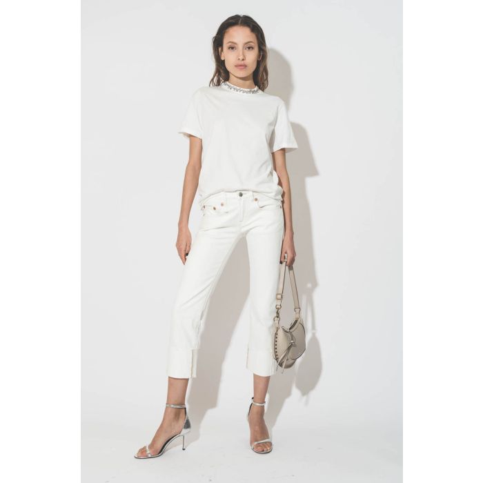 Jean taille basse court en toile blanche Boy Straight W/Cuff Sutton White Selvedge r13. Porté de face.