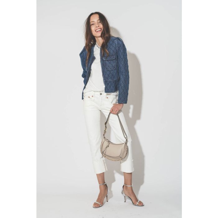 Jean taille basse court en toile blanche Boy Straight W/Cuff Sutton White Selvedge r13. Porté avec une veste matelassée en jean bleu.
