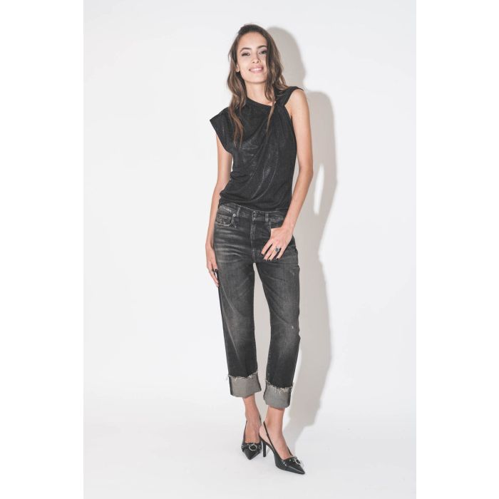 Jean Boyfriend large revers bord franc délavé noir Abbey Black R13. porté avec des escarpins à talons en cuir noir.