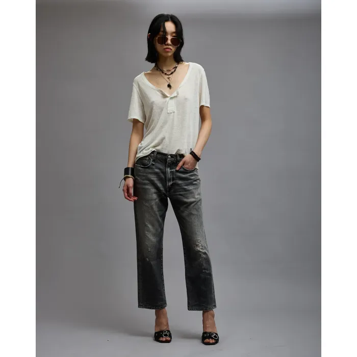 Jean Boyfriend vintage gris R13. Porté avec une tee-shirt écru Henley R13.