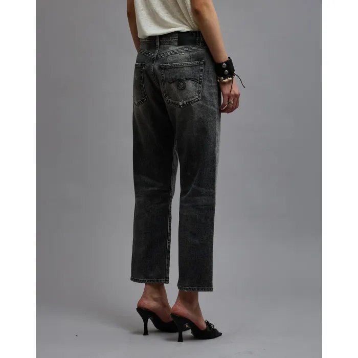 Jean Boyfriend vintage gris R13. Porté de profil dos.