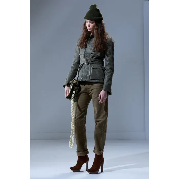 Jean Boyfriend R13 en moleskin français teint en pièce olive, porté avec une veste ceinturée à la taille.