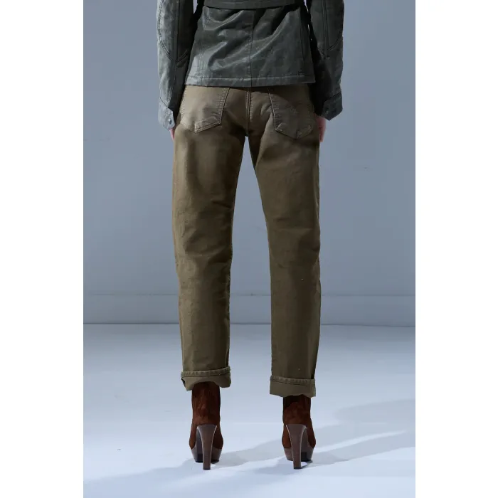 Jean Boyfriend R13 en moleskin français teint en pièce olive, porté de dos.