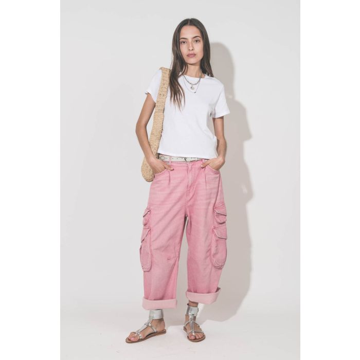 Jean taille basse oversized en toile rose multi-poches Cargo R13 denim. Porté avec un tee-shirt blanc Little The Great, une ceinture en cuir blanc Liliana Isabel Marant, des sandales en cuir argent Caravelle K.Jacques St-Tropez, un sac en raphia naturel P