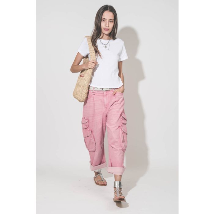 Jean taille basse oversized en toile rose multi-poches Cargo R13 denim. Porté avec un tee-shirt blanc Little The Great, une ceinture en cuir blanc Liliana Isabel Marant, des sandales en cuir argent Caravelle K.Jacques St-Tropez, un sac en raphia naturel P