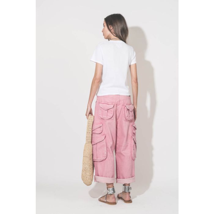 Jean taille basse oversized en toile rose multi-poches Cargo R13 denim. Porté de dos avec un tee-shirt blanc Little The Great, des sandales en cuir argent Caravelle K.Jacques St-Tropez et un sac en raphia naturel Praia Isabel Marant. 