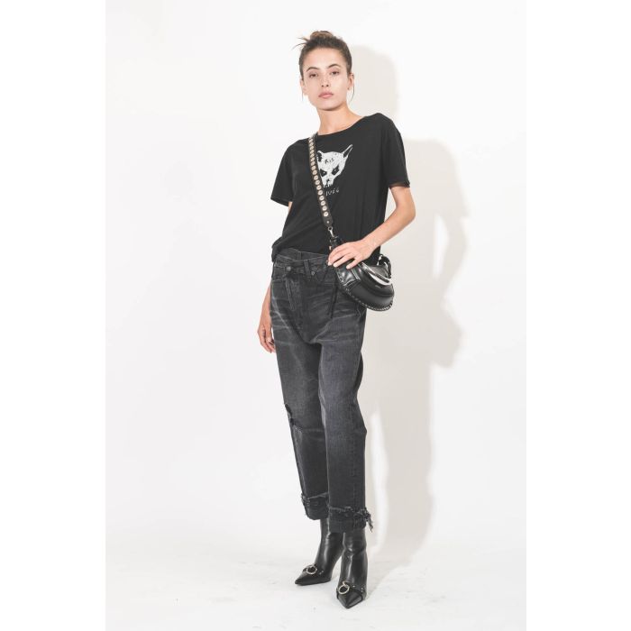 Jean Crossover délavage Jake black R13 denim. Porté avec un tee-shirt noir imprimé.