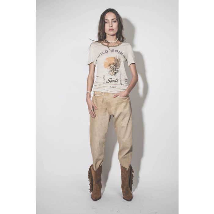 Jean Crossover R13 en toile beige Faded Wheat. Porté avec un tee-shirt.