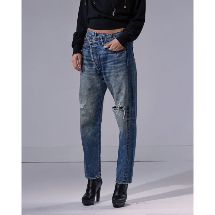 Jean crossover R13 en denim bleu déchiré Léo Blue, porté de face.
