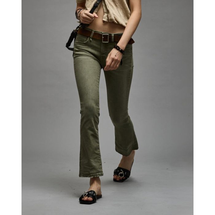 Jean stretch skinny évasé kaki Kick Fit R13. Porté avec des sandales.