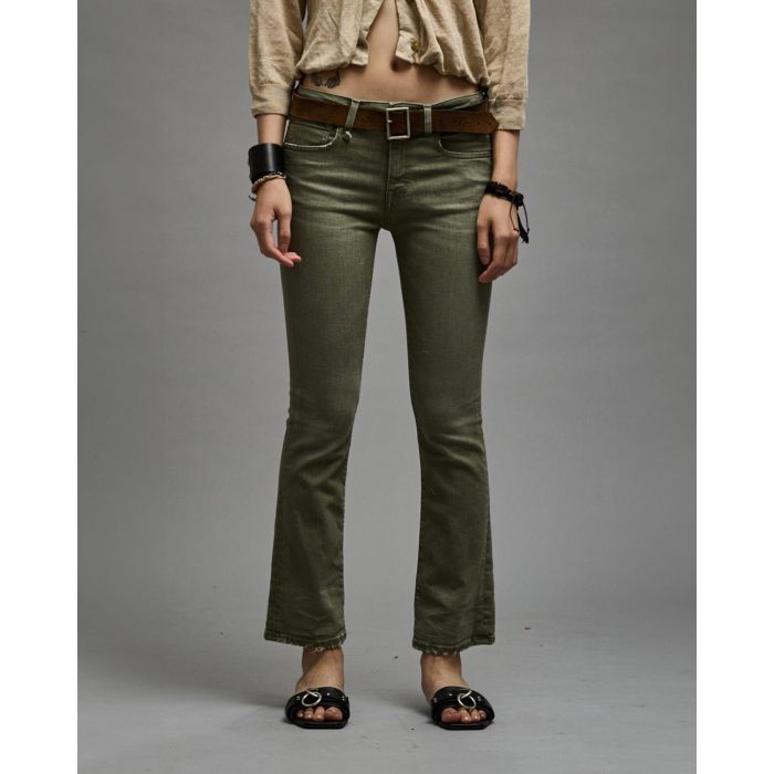 Jean stretch skinny évasé kaki Kick Fit R13. Porté de face.