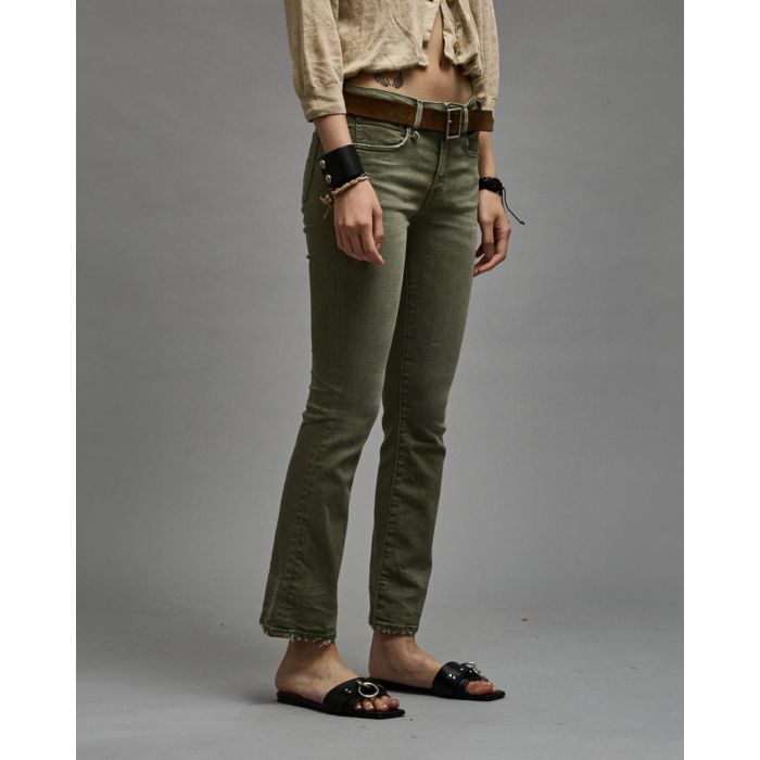 Jean stretch skinny évasé kaki Kick Fit R13. Porté de profil.