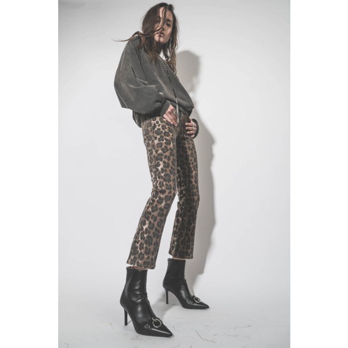 Jean Skinny taille basse court et légèrement évasé en jean léopard délavé Kick Fit R13. Porté avec des boots à talons en cuir noir. 